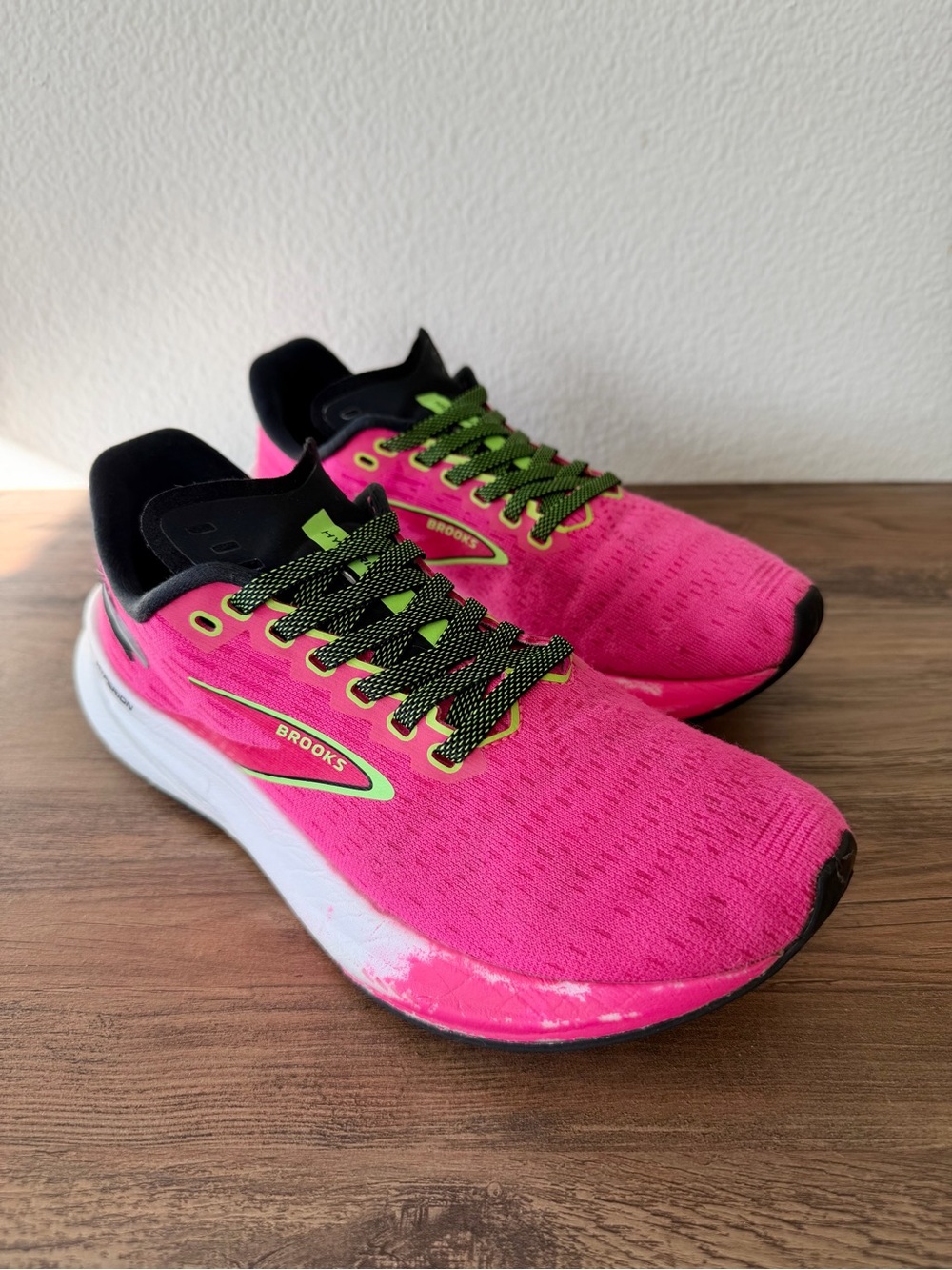 Brooks Hyperion Women Pink Glo Green Black Running Shoes (7.5-B) Great Condition